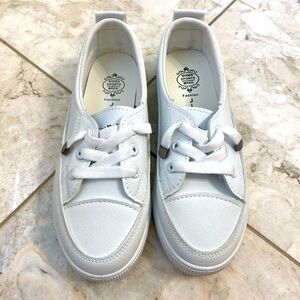 NWOB Casual Tennis Shoes | Size 35 (5.5)